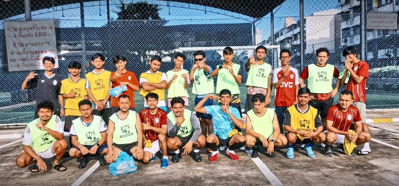Both CrossNation squads together, pulling faces and poses