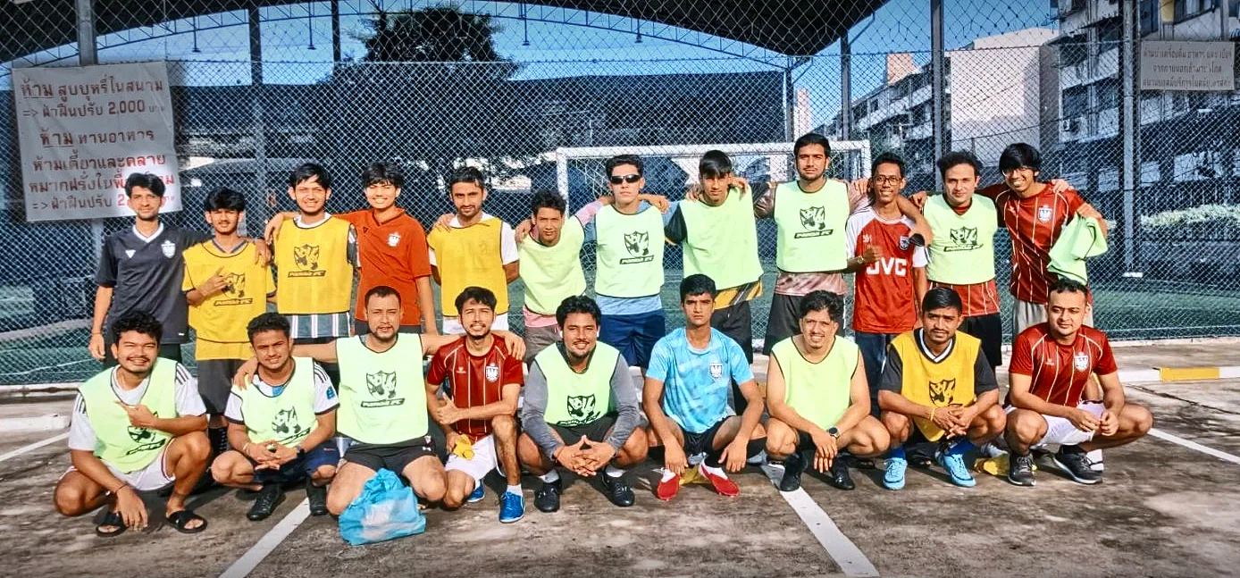 Both CrossNation squads together, Team Onnut in green bibs and Team Pratunam in yellow