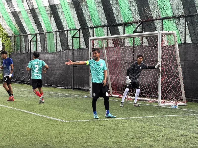 The captain organising the defence